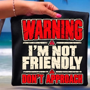 Comfort Colors® Warning I'm Not Friendly T-shirt, een sarcastisch T-shirt met een verweerde look voor introverten.