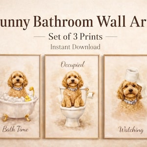 Può includere: Set di tre stampe incorniciate con illustrazioni ad acquerello di un cane in un ambiente bagno. Le stampe raffigurano un cane in una vasca da bagno, su un water e con un rotolo di carta igienica sulla testa. Il testo include "Funny Bathroom Wall Art".