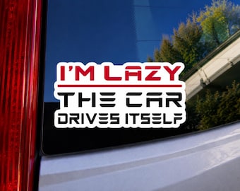 Ich bin faul Das Auto fährt selbst Aufkleber 3,5 "x 1,75" Lustiger Tesla inspiriert EV Selbstfahrender Autoaufkleber Stanley Cup Wasserdichter Vinylaufkleber