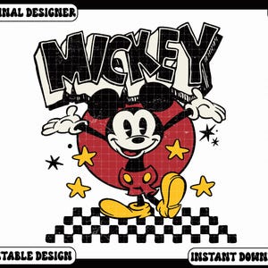 Puede incluir: Un gr&aacute;fico de estilo vintage con Mickey Mouse con los brazos extendidos, sobre un c&iacute;rculo rojo y estrellas amarillas. La palabra "Mickey" se muestra en una fuente audaz y desgastada. El dise&ntilde;o incluye el texto "Original Designer", "Printable Design" e "Instant Download".