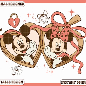 Op de afbeelding: Een digitaal ontwerp in vintage stijl met Mickey en Minnie Mouse in hartvormige medaillons. Het ontwerp bevat een slot, hoefijzer, strik en de tekst "Printable Design" en "Instant Download". Het kleurenpalet omvat bruin, roze en zwart.