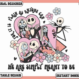 Può includere: Illustrazione digitale con personaggi di Nightmare Before Christmas, tra cui Jack Skellington e Sally. Il design presenta cuori rosa, fiori e il testo "For it is plain as anyone can see, we are simply meant to be."