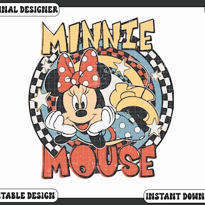 Puede incluir: Gr&aacute;fico de estilo vintage con Minnie Mouse, un lazo rojo con lunares y una sonrisa. El dise&ntilde;o incluye las palabras "MINNIE MOUSE" en letras desgastadas, sobre un fondo a cuadros y estrellado. El dise&ntilde;o est&aacute; etiquetado como "ORIGINAL DESIGNER", "PRINTABLE DESIGN" e "INSTANT DOWNLOAD".