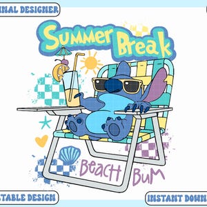 Op de afbeelding: Een digitale afbeelding met een stripfiguur met een zonnebril, ontspannen in een strandstoel met een drankje. Het ontwerp bevat de woorden "Summer Break" en "Beach Bum", plus een zon, zeester en schelp.