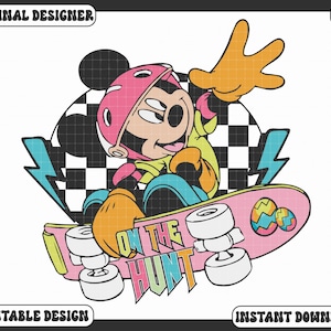 Peut inclure: Illustration de Mickey Mouse sur un skateboard rose. Mickey porte un casque rose, une chemise jaune et un short bleu. Le skateboard porte l'inscription "ON THE HUNT". Le fond comprend un motif à carreaux et des éclairs.