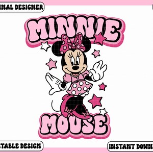 Peut inclure: Graphique de Minnie Mouse rose et noir avec les mots "MINNIE MOUSE" en police bulle. Minnie Mouse porte une robe rose &agrave; pois blancs et un n&oelig;ud assorti. Les mots "ORIGINAL DESIGNER", "PRINTABLE DESIGN" et "INSTANT DOWNLOAD" sont &eacute;galement pr&eacute;sents.