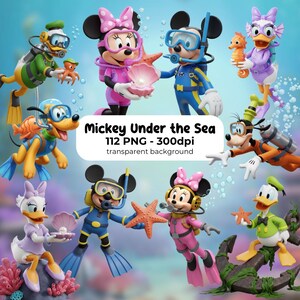 Peut inclure: Illustration numérique colorée mettant en scène Mickey, Minnie, Donald, Daisy, Dingo et Pluto en tant que plongeurs sous-marins. Le texte "Mickey Under the Sea" est visible. Les personnages interagissent avec la vie marine dans une scène sous-marine vibrante.