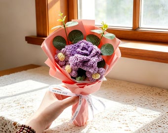 Gehäkeltes lila Rosen-Gänseblümchen-Bouquet, handgemachte Strohblumen, kleines gestricktes Arrangement (30 cm)