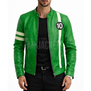 Könnte beinhalten: Grüne Lederjacke mit weißen Streifen an den Ärmeln und einem vertikalen Streifen auf der Vorderseite. Die Jacke hat einen runden Aufnäher mit der Nummer 10. Der Text "THE FAN JACKET" ist auf der Jacke zu sehen.