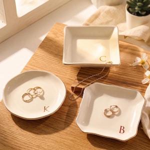 Smyckesfat med monogram i keramisk form, prydnadsfat med initialer, minimalistisk keramisk form med guldkant, ringform med en bokstav, elegant present till henne