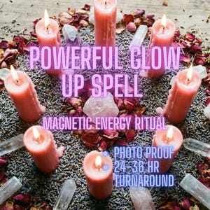 Puede incluir: Una disposición circular de velas rosas encendidas, cristales y pétalos de rosa secos. Se muestra el texto "POWERFUL GLOW UP SPELL" y "MAGNETIC ENERGY RITUAL". También se incluye el texto "PHOTO PROOF 24-36 HR TURNAROUND".