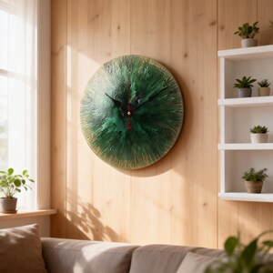 Puede incluir: Un reloj de pared redondo con un diseño abstracto verde y dorado. El reloj tiene manecillas negras y un segundero rojo. Está montado en una pared de paneles de madera clara. El diámetro del reloj es de aproximadamente 30 cm.
