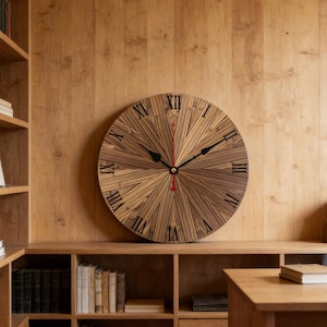Puede incluir: Un gran reloj de madera redondo con un diseño radial. La esfera del reloj presenta números romanos y manecillas negras, con un segundero rojo. El reloj está montado en una pared de madera, creando una estética rústica y moderna.