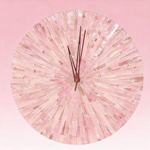 Puede incluir: Un reloj de pared redondo con una esfera de mosaico rosa. Las manecillas del reloj son marrones y señalan casi las 12 en punto. El reloj está sobre un fondo rosa. La esfera del reloj está hecha de pequeñas baldosas rectangulares.