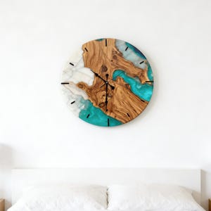 Reloj de pared de resina color turquesa con diseño de madera de río / Decoración moderna para el hogar de estilo costero, reloj de madera