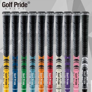 Peut inclure: Une collection de poignées de club de golf Golf Pride de différentes couleurs : jaune, bleu, vert, orange, rouge, blanc, violet, rose et noir. Chaque poignée présente une surface noire texturée et le logo "Golf Pride".