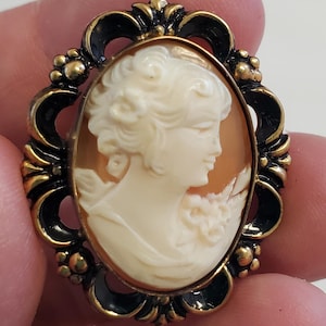 Antique Cameo Brooch/Pendant