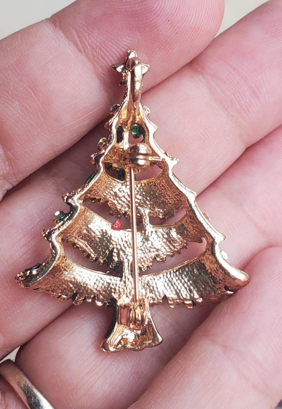 Graziosissima spilla a forma di albero di Natale 🎄😍... - Depop