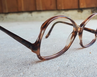 Monturas de gafas retro con patillas caídas