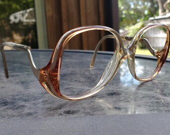 Monturas de gafas retro con patillas caídas