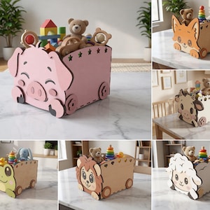 Puede incluir: Una colección de cajas de juguetes de madera, cada una diseñada como un animal: un cerdo, un zorro, una vaca, una rana, un león y una oveja. Las cajas tienen ruedas y están llenas de juguetes, incluyendo osos de peluche y anillos apilables. La caja del cerdo es rosa.