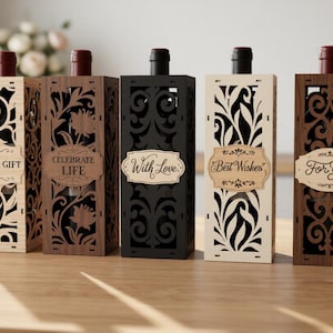 Puede incluir: Cinco botelleros decorativos de madera con intrincados diseños calados. Los botelleros son de varios colores: madera clara, marrón oscuro y negro. Cada botellero tiene una etiqueta con texto como "Special Gift" y "With Love".