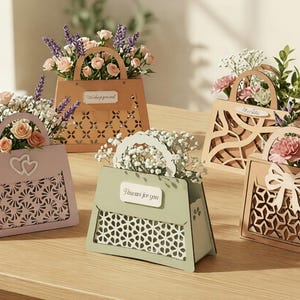 Può includere: Cinque borsette decorative di carta piene di fiori. Le borsette sono in vari colori, tra cui rosa, verde e marrone. Ogni borsetta ha un design ritagliato unico e un manico. Alcune hanno il testo "wishing you" e "flowers for you".