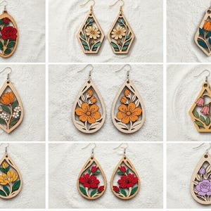 以下が含まれることがあります： 木製のイヤリングのコレクションで、花の模様が特徴です。 イヤリングは、しずく型や楕円形など、さまざまな形をしており、赤、オレンジ、黄色、紫などの色の花の細部が切り抜かれています。 各ペアにはシルバーのフックが付いています。