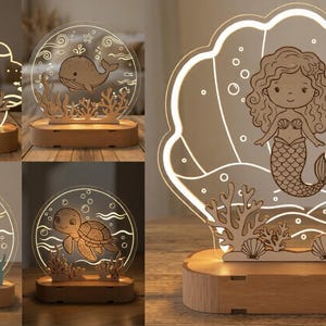 Puede incluir: Luces de noche LED de madera con diseños de criaturas marinas. Los diseños incluyen un caballito de mar, una ballena, un pez, una tortuga y una sirena. Cada luz tiene una base de madera y un diseño acrílico iluminado.