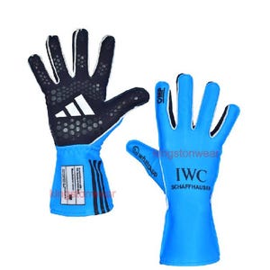 Könnte beinhalten: Zwei Rennsporthandschuhe. Einer ist schwarz und weiß mit dem Adidas-Logo. Der andere ist blau mit dem IWC SCHAFFHAUSEN-Logo. Beide Handschuhe haben blaue Bündchen und schwarze Akzente.