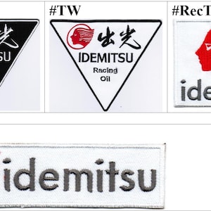 Puede incluir: Una colección de cuatro parches bordados con el logotipo de Idemitsu. Dos son triangulares con fondos negros o blancos, iconos de perfil rojos y el texto Idemitsu Racing Oil. Dos son rectangulares con fondos blancos y el texto Idemitsu.