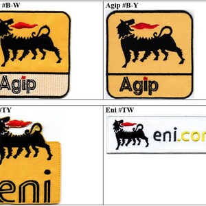 Op de afbeelding: Vier geborduurde patches met de logo's van Agip en Eni. Drie patches zijn vierkant met een zwarte zespotige hond die rood vuur spuugt op een gele achtergrond. Eén patch is rechthoekig, wit, met de hond en de tekst eni.com in het geel.