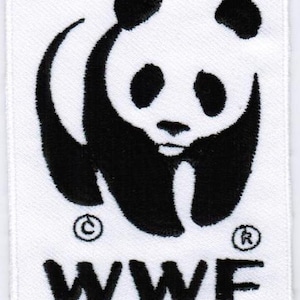 Puede incluir: Un parche rectangular bordado en blanco que presenta un gráfico negro cosido de un oso panda. Debajo del panda, las letras WWF están bordadas en hilo negro. El parche incluye un símbolo de copyright a la izquierda y un símbolo de marca registrada a la derecha.