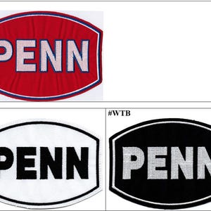 Peut inclure: Trois écussons brodés de forme ovale portant le mot PENN en lettres capitales. Un écusson a un fond rouge avec des lettres blanches, un a un fond blanc avec des lettres noires, et un a un fond noir avec des lettres blanches.