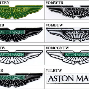 Puede incluir: Una colección de ocho parches bordados con el logotipo de Aston Martin. Siete parches muestran el emblema alado con el texto ASTON MARTIN, mientras que un parche rectangular presenta el texto ASTON MARTIN en negro sobre un fondo blanco.