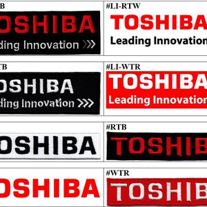 Könnte beinhalten: Eine Sammlung von acht rechteckigen gestickten Aufnähern mit dem Toshiba-Logo. Einige Aufnäher enthalten den Text Leading Innovation und drei Pfeile. Die Designs variieren in den Farbkombinationen aus rotem, weißem und schwarzem Stoff und Garn.