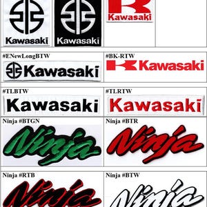 Op de afbeelding: Een verzameling geborduurde patches met Kawasaki- en Ninja-branding in diverse kleurencombinaties, waaronder zwart, wit, rood en groen. De ontwerpen bevatten rechthoekige logo's, ronde emblemen en gestileerde tekst in scriptstijl.