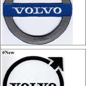 Puede incluir: Dos parches bordados con el logotipo de Volvo. El parche superior es un círculo gris con una barra horizontal azul y el texto blanco VOLVO. El parche inferior es un círculo blanco con un borde negro y el texto negro VOLVO.