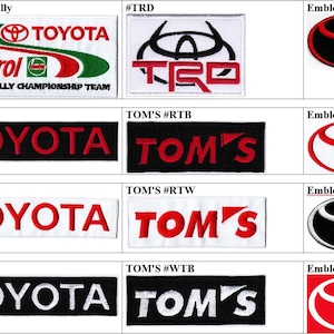 Op de afbeelding: Een verzameling rechthoekige en ovale geborduurde patches met Toyota, Castrol Rally, TRD en Tom's logo's. De patches tonen diverse kleurcombinaties inclusief rode, witte, zwarte en groene tekst en symbolen op een stoffen achtergrond.