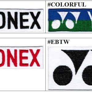 Könnte beinhalten: Vier rechteckige gestickte Aufnäher mit dem Yonex-Logo und Markennamen. Drei Aufnäher sind lang und schmal mit dem Text YONEX in Schwarz, Blaugrün und Rot. Ein Aufnäher ist breiter und zeigt ein großes schwarzes Yonex-Logo ohne Text.