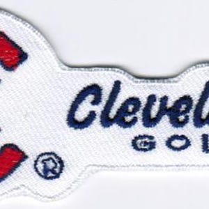 Puede incluir: Un parche bordado blanco que presenta un logotipo de la letra C en rojo y azul marino a la izquierda y el texto Cleveland Golf en azul marino en letra cursiva y de imprenta a la derecha, con dos pequeños símbolos de marca registrada.