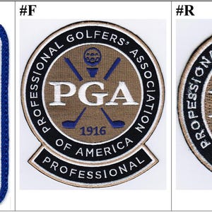 Può includere: Tre toppe ricamate con temi legati al golf. La prima è una toppa rettangolare blu con la sagoma bianca di un golfista e la scritta rossa PGA TOUR. La seconda e la terza sono toppe circolari con centri color marrone chiaro, mazze da golf blu e la scritta PROFESSIONAL GOLFERS' ASSOCIATION OF AMERICA 1916.