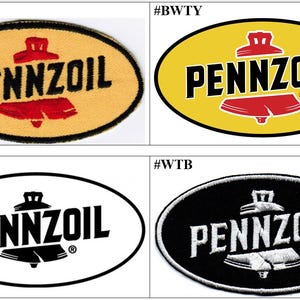 Puede incluir: Una colección de cuatro parches bordados de forma ovalada con el logotipo de Pennzoil. Los diseños incluyen un parche color canela con texto rojo y negro, uno amarillo con texto rojo y negro, uno blanco con texto negro y uno negro con texto blanco.