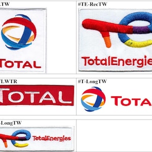Puede incluir: Una colección de cinco parches bordados con los logotipos de Total y TotalEnergies. Los parches muestran varias formas rectangulares y cuadradas con fondos blancos, texto rojo y elementos gráficos multicolores en rojo, azul y amarillo.