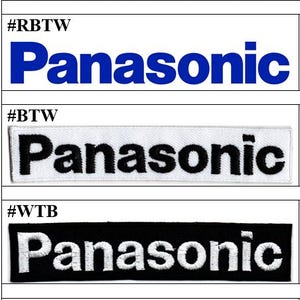 Puede incluir: Una colección de cinco parches rectangulares bordados con el logotipo de Panasonic en varias combinaciones de colores. El conjunto incluye texto azul sobre blanco, azul sobre azul, negro sobre blanco, blanco sobre negro y blanco sobre fondo azul.