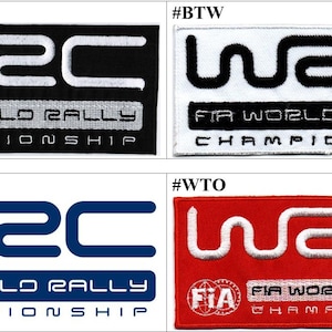 Puede incluir: Cuatro parches rectangulares bordados con el logotipo WRC y el texto FIA WORLD RALLY CHAMPIONSHIP. El parche superior izquierdo es negro con texto blanco, el superior derecho es blanco con texto negro, el inferior izquierdo es azul y el inferior derecho es rojo.