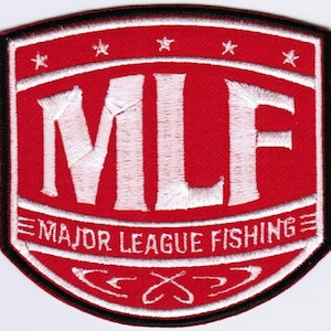 Könnte beinhalten: Ein schildförmiger, bestickter Aufnäher mit rotem Hintergrund und schwarzem Rand. Der weiße Schriftzug MLF befindet sich über dem weißen Text MAJOR LEAGUE FISHING. Fünf weiße Sterne sind oben bogenförmig angeordnet, unten befindet sich ein weißes Angelhakensymbol.