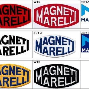Może przedstawiać: Kolekcja ośmiu haftowanych naszywek z logo Magneti Marelli w różnych kombinacjach kolorystycznych, w tym czerwonym, białym, niebieskim, czarnym i żółtym, oraz dwa kwadratowe logo z napisem 2019-Now z niebieskim i białym tekstem.