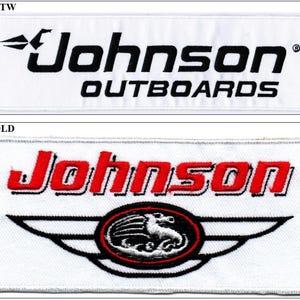 Puede incluir: Dos parches rectangulares bordados sobre fondo blanco. El parche superior presenta el texto negro Johnson OUTBOARDS con un logotipo estilizado. El parche inferior muestra el texto rojo Johnson sobre un emblema alado de color negro y rojo.