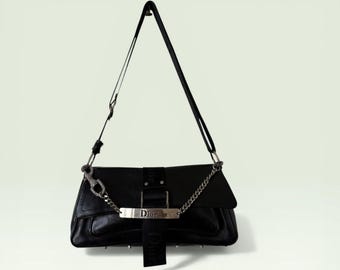 Bolso de hombro Christian Dior de piel negra: Estilo urbano Y2K, época Galliano, herrajes plateados.